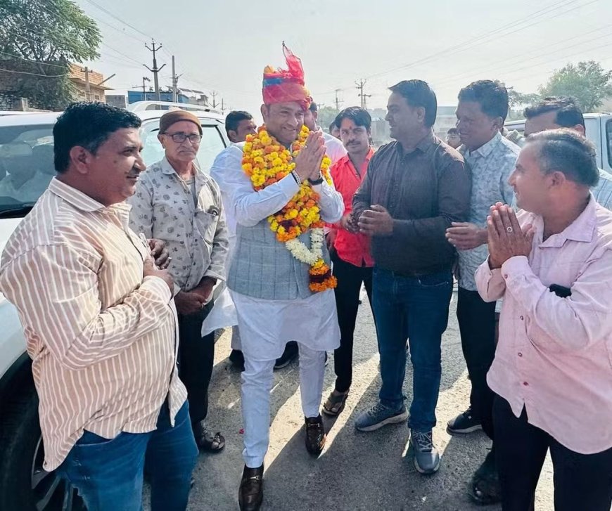 समाजजनों ने मिठाई वितरित कर ढोल-नगाड़ों की धुन पर उनका स्वागत