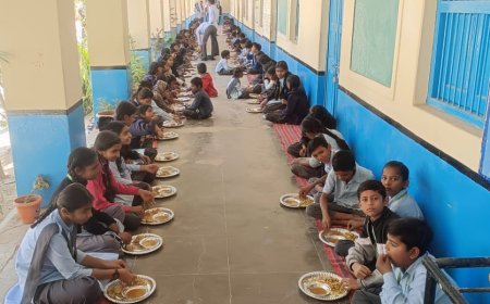 सेवानिवृत्ति से पूर्व उप प्राचार्य ने विद्यार्थियों को कराया कृष्ण भोग