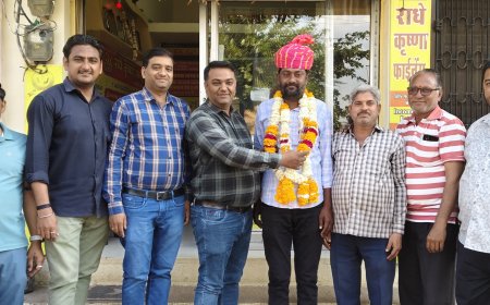 दलपतराज टॉक  के.एम. को सचिव को साफा एवं माला पहनाकर स्वागत