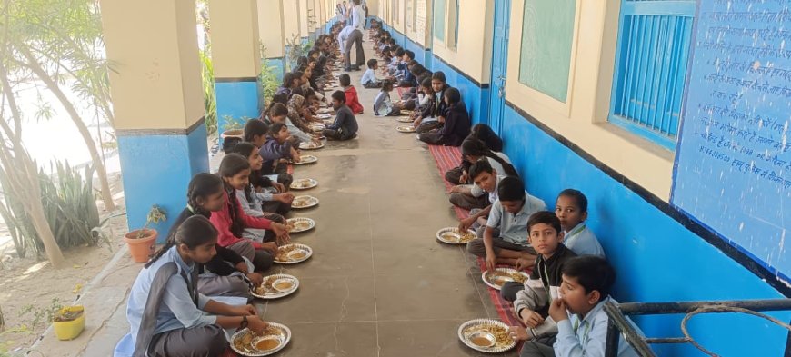 सेवानिवृत्ति से पूर्व उप प्राचार्य ने विद्यार्थियों को कराया कृष्ण भोग