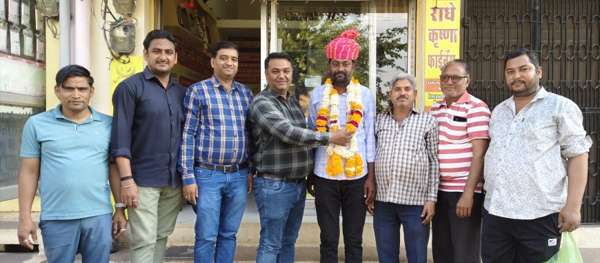 दलपतराज टॉक  के.एम. को सचिव को साफा एवं माला पहनाकर स्वागत