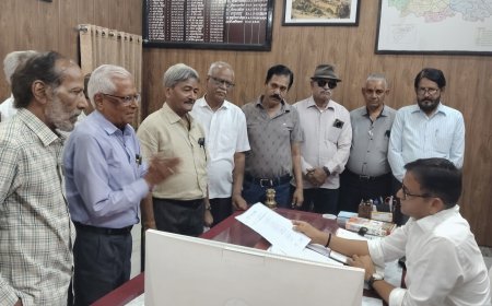 आरजीएचएस योजना में बदलाव का विरोध, पेंशनर्स ने मुख्यमंत्री के नाम सौंपा ज्ञापन