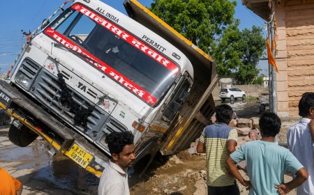 सोजत में जलदाय विभाग की लापरवाही, सड़क के गड्ढे में गिरा पत्थरों से भरा डंपर