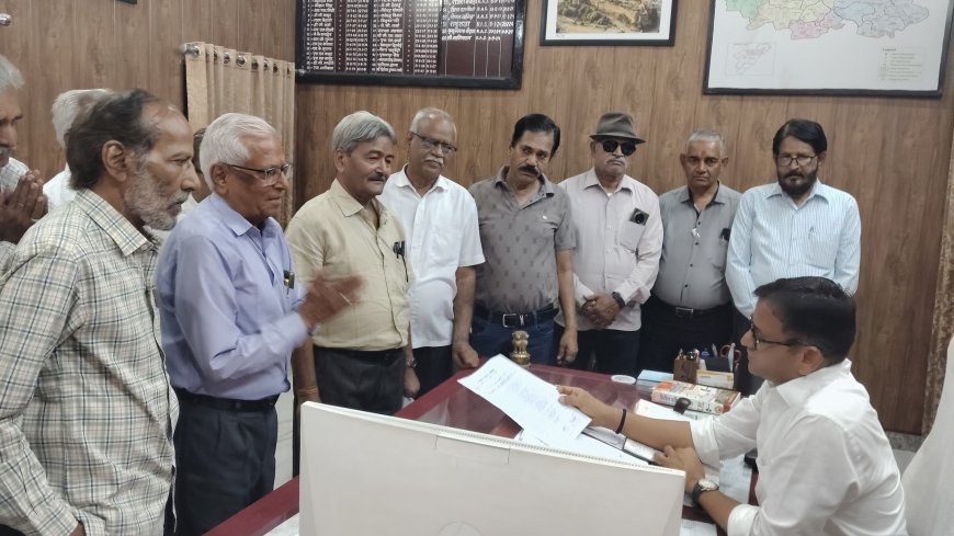 आरजीएचएस योजना में बदलाव का विरोध, पेंशनर्स ने मुख्यमंत्री के नाम सौंपा ज्ञापन