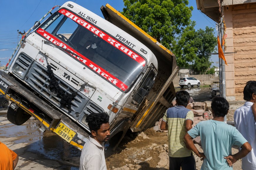 सोजत में जलदाय विभाग की लापरवाही, सड़क के गड्ढे में गिरा पत्थरों से भरा डंपर