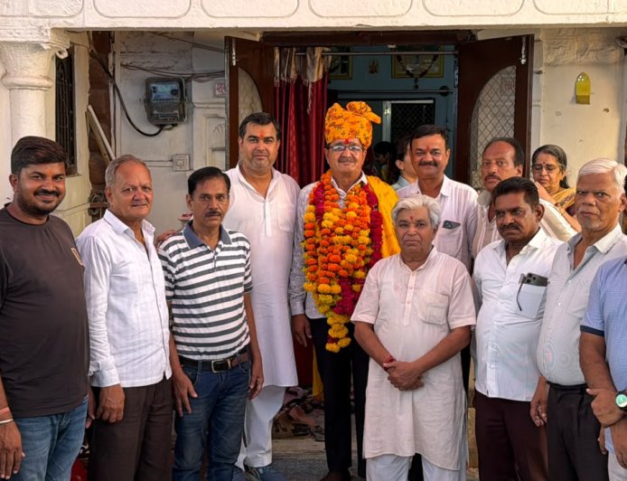 सेवानिवृत्ति पर कनिष्ठ सहायक धीरेन्द्र व्यास का भव्य सम्मान, समाजजनों ने दी भावभीनी विदाई
