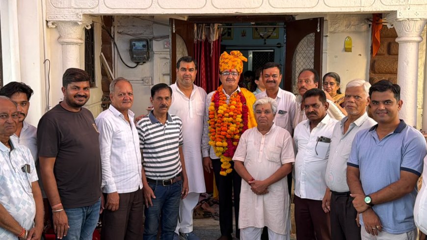 सेवानिवृत्ति पर कनिष्ठ सहायक धीरेन्द्र व्यास का भव्य सम्मान, समाजजनों ने दी भावभीनी विदाई