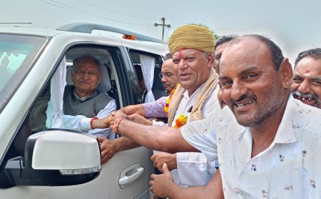 सोजत आगमन पर पूर्व मुख्यमंत्री अशोक गहलोत का भव्य स्वागत, रतनप्रकाश ईचरशा ने पहनाई माला व साफा