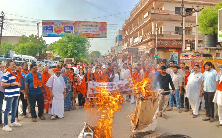 साधु-संतों के सम्मान में विहिप-बजरंग दल का प्रदर्शन, राहुल गांधी व पप्पू यादव के खिलाफ जताया विरोध