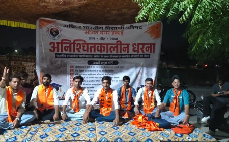 छात्र हित की मांगों को लेकर एबीवीपी का अनिश्चितकालीन धरना शुरू