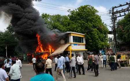 एसपी कार्यालय के सामने मिठाई की दुकान में आग, लाखों के नुकसान की आशंका