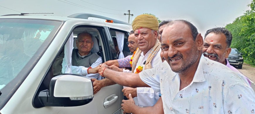 सोजत आगमन पर पूर्व मुख्यमंत्री अशोक गहलोत का भव्य स्वागत, रतनप्रकाश ईचरशा ने पहनाई माला व साफा