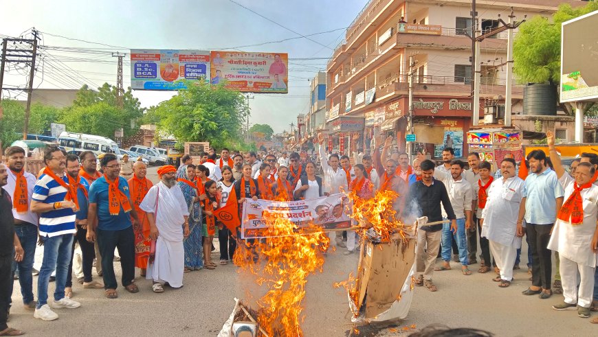 साधु-संतों के सम्मान में विहिप-बजरंग दल का प्रदर्शन, राहुल गांधी व पप्पू यादव के खिलाफ जताया विरोध