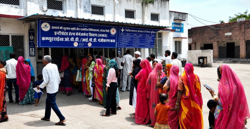 राजकीय चिकित्सालय में OPD पर्ची के लिए लगी लंबी लाइनें, मरीजों की बढ़ी परेशानी