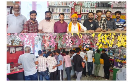 नवरात्रि पर श्री हनुमान मोबाइल प्लाजा में उमड़ी ग्राहकों की भीड़, मोबाइल खरीदारी को लेकर दिखा जबरदस्त उत्साह
